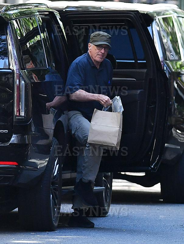 EXCLUSIVE: Robert De Niro is Pictured Stepping Out in New York City