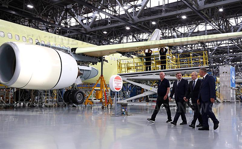 Putin visits Irkutsk Aviation Plant during trip to eastern Russia