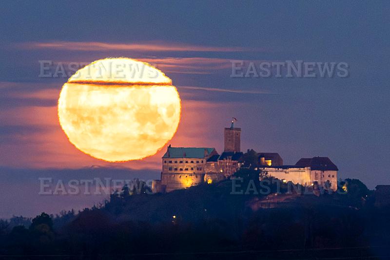 02.05.2026, GER, Aktuelles / Natur, Vollmond / Blumenmond hinter der Burg �Wartburg� UNESCO-Welterbe