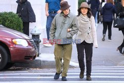 Вуди Аллен с женой на прогулке в Нью-Йорке