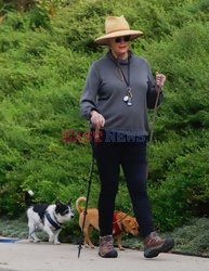 Сибилл Шепард на прогулке с собаками