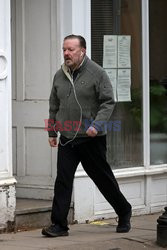 Рики Джервейс на прогулке в Лондоне