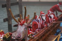 Регата Санта-Клаусов в Венеции