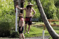 Джейсон Момоа на пляжной прогулке на Гавайях