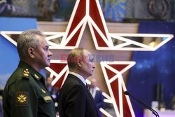 Владимир Путин посетил выставку, организованную в Национальном центре управления обороной