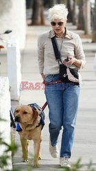 Сэльма Блэр на прогулке с собакой-помощником