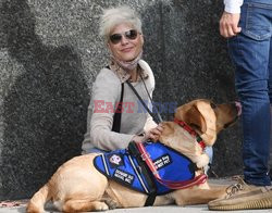 Сэльма Блэр на прогулке с собакой-помощником