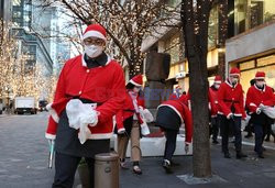 Офисные работники в костюмах Санты устроили генеральную уборку токийских улиц