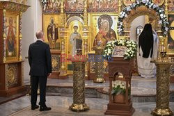 Владимир Путин на рождественской службе в Ново-Огарево
