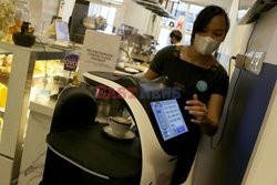 Кафе с роботом-официантом в Джакарте